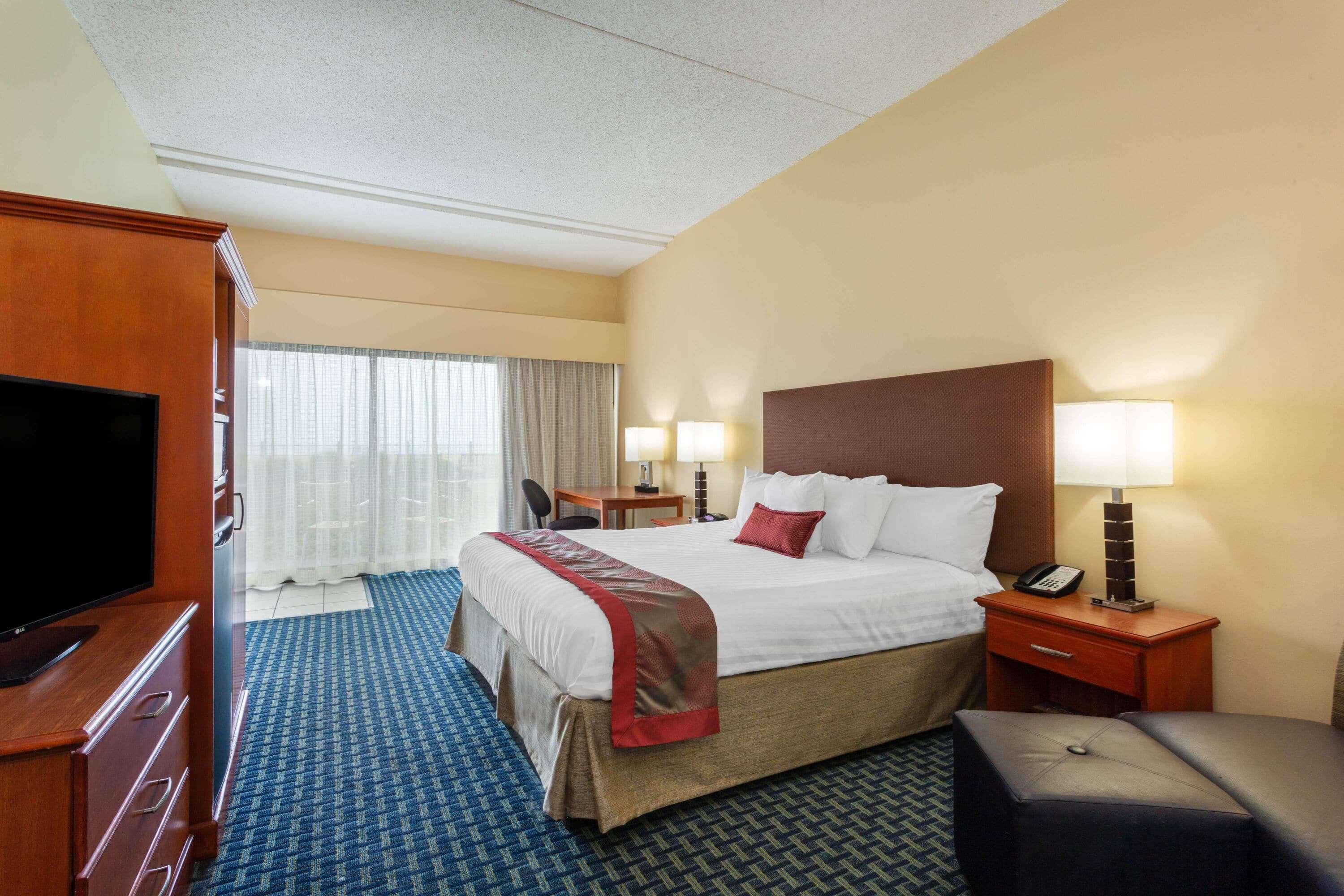 Ramada Plaza By Wyndham Virginia Beach Oceanfront Екстериор снимка